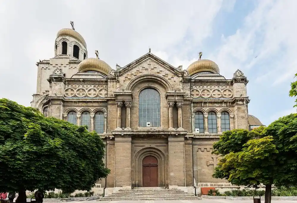 Catedral_de_la_Dormicion_de_la_Madre_de_Dios_Varna_Bulgaria_2016-05-27_DD_103 Что посмотреть в Варне: ТОП-10 достопримечательностей и мест для прогулок